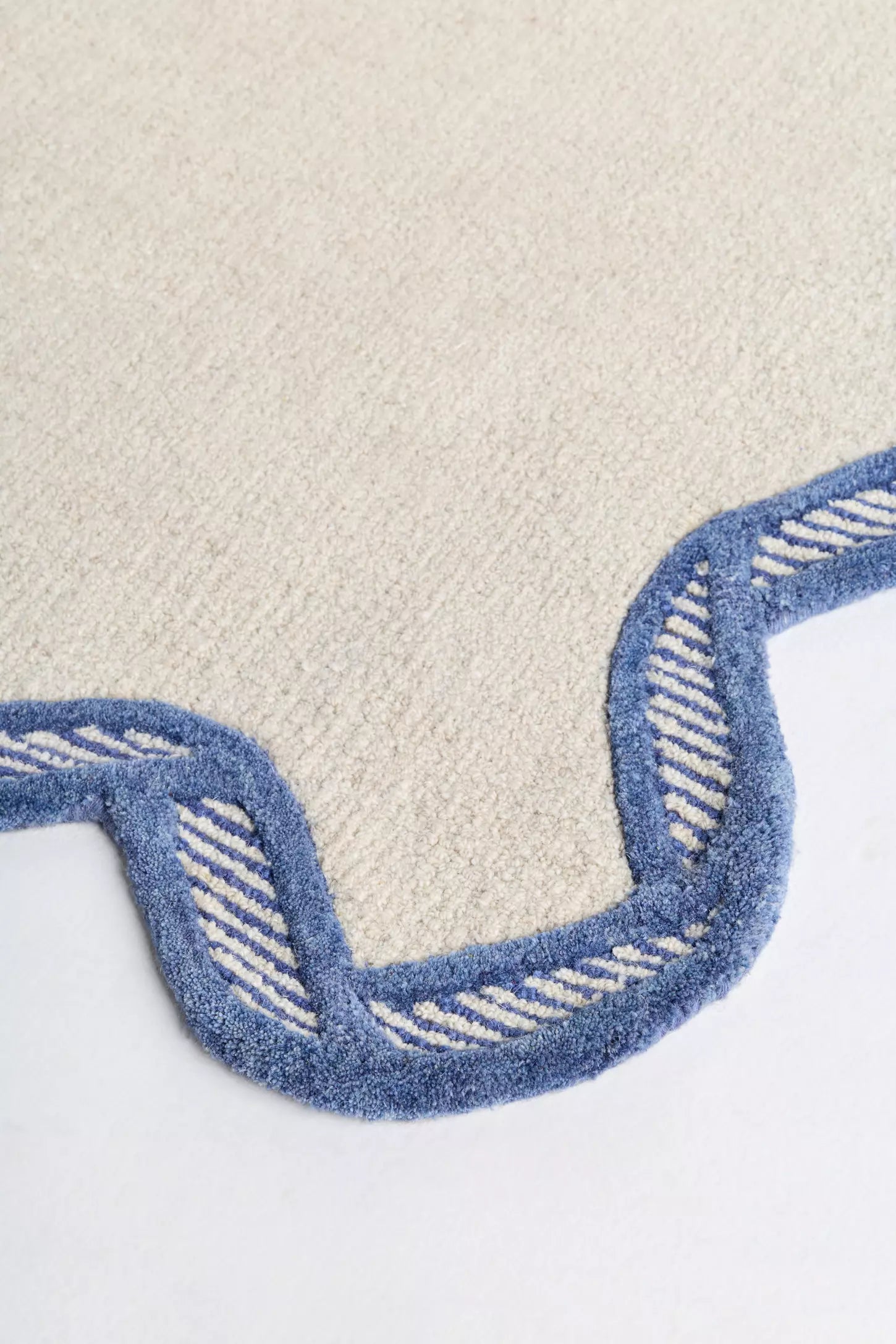 Brink Scalloped Edge Rug