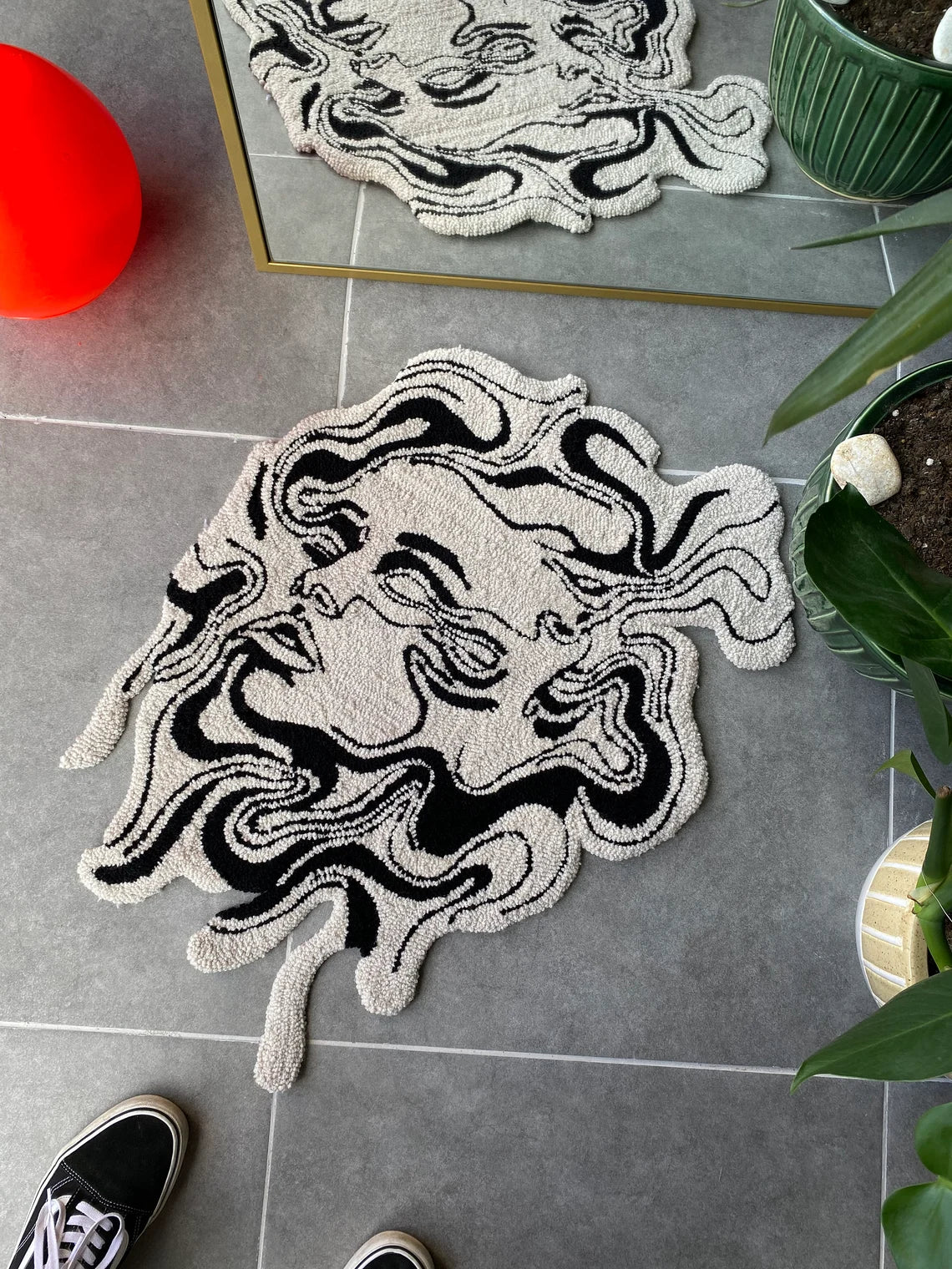 irregular_white_black_hand_tufted_rug
