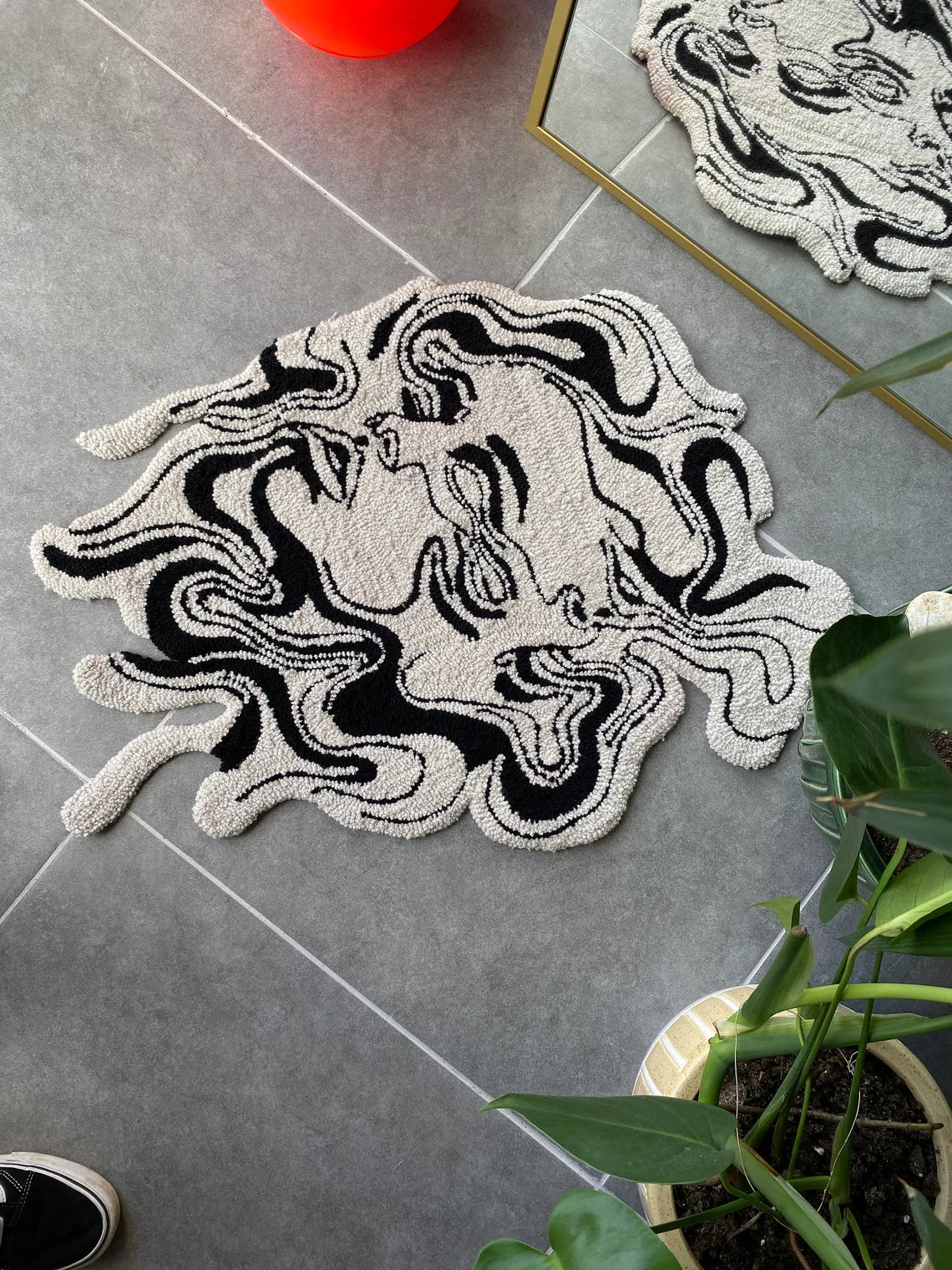 irregular_white_black_hand_tufted_rug