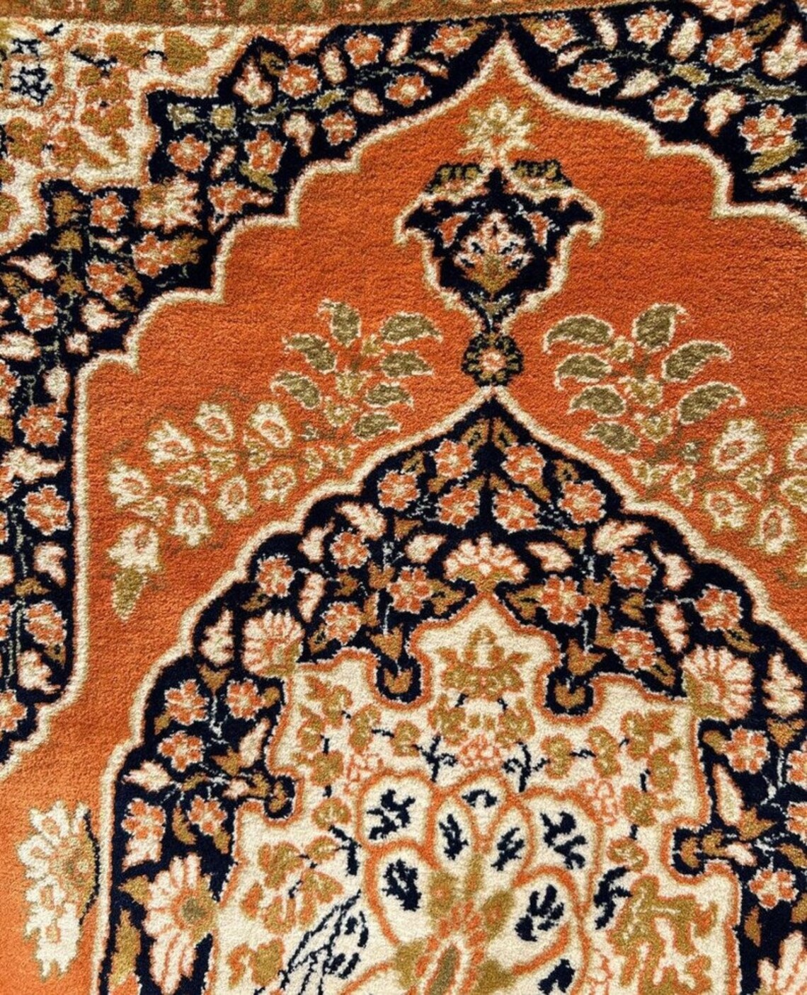 irregular_floral_hand_tufted_rug