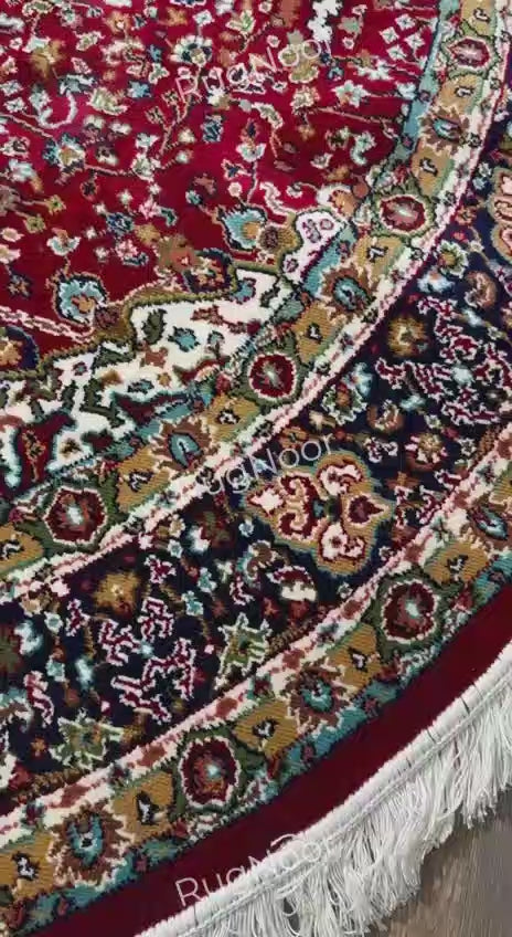 Close-up of Yaqut rug's burgundy outer edge, intricate woven border and ivory fringe - RugNoor
