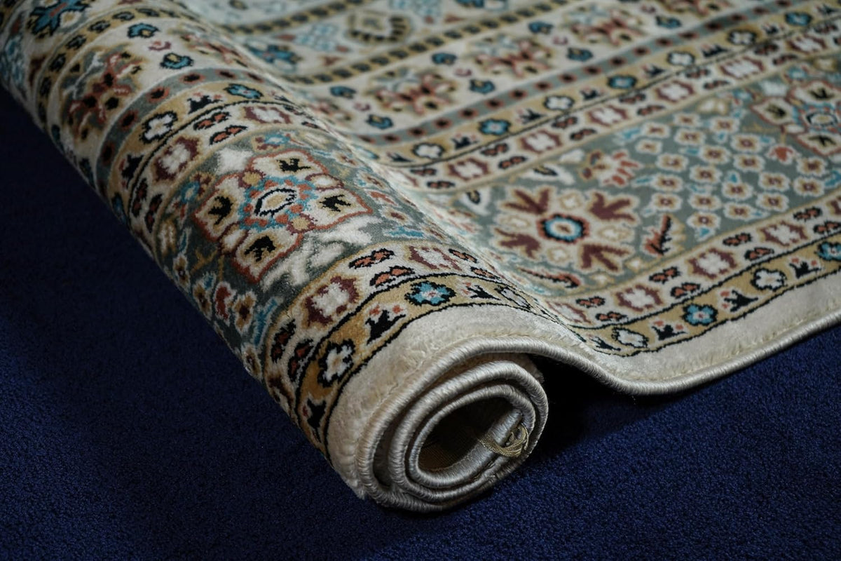 Safir Royal Medallion Rug detail showing the 11mm pile and intricate ornamental border